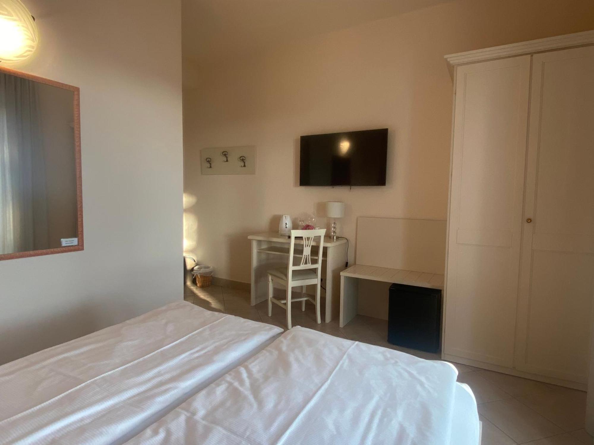 Betty'S House Bed & Breakfast Lazise Exterior photo